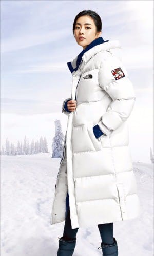 평창동계올림픽 리미티드 에디션 버전의 ‘익스플로링 코트’를 착장한 강소라. 