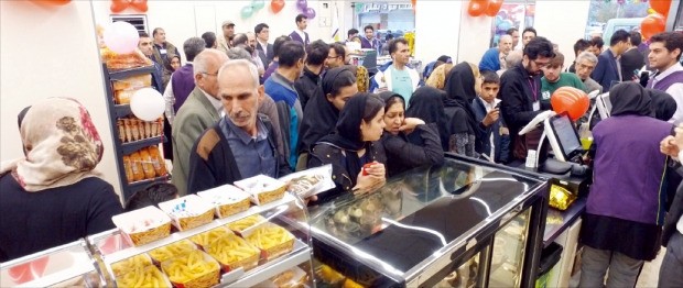 21일 이란 테헤란에 문을 연 편의점 CU 점포가 물건을 사려는 소비자들로 북적이고 있다.  /BGF리테일 제공 