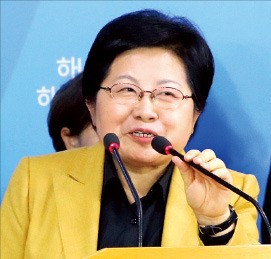 정현백 여성가족부 장관이 21일 정부서울청사에서 ‘공공부문 여성대표성 제고 5개년 계획’을 발표하고 있다.  /연합뉴스 