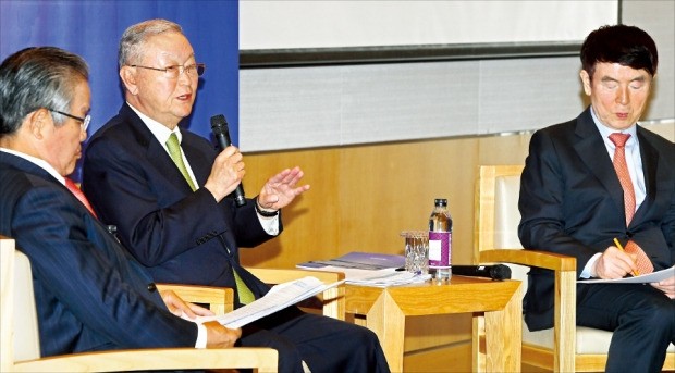 < “경제 만성질환 상태…위기 의식 가져야” > 21일 서울 여의도 전국경제인연합회관에서 한국경제연구원이 주최한 ‘외환위기 극복 20년 특별대담’에서 이규성 전 재정경제부 장관(가운데)이 당시를 회고하고 있다(오른쪽은 현정택 대외경제정책연구원장, 왼쪽은 권태신 한경연 원장).  /강은구 기자 egkang@hankyung.com