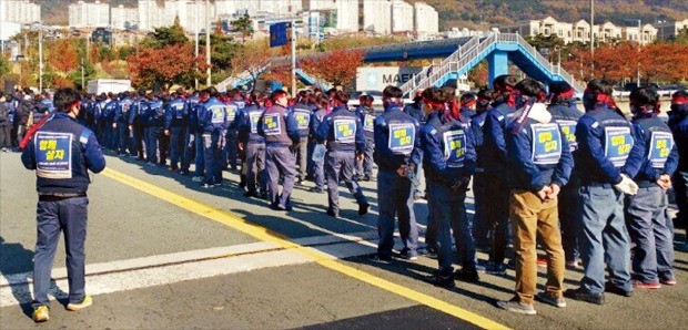 전국금속노동조합 한국GM창원비정규직지회는 21일 한국GM 창원공장 앞에서 사내하청 근로자의 고용 보장을 요구하는 집회를 열었다. 한국GM창원비정규직지회는 하청업체에 맡기던 일감을 본사 직원이 담당하도록 하는 ‘인소싱’ 때문에 사내하청 직원들이 일자리를 잃고 있다며 지난 6월부터 파업을 벌이고 있다. 