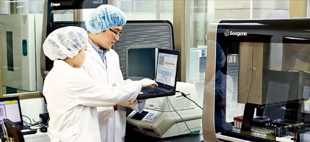 씨젠 연구원들이 서울 본사 연구소에서 신제품을 개발하고 있다.  /씨젠 제공 