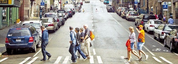 미국 시애틀은 아마존을 비롯한 글로벌 혁신 기업들이 자리를 잡으면서 직장인의 주택 부족 현상이 나타났다. 부동산 가치 상승을 노린 님비족이 대량 주택 공급에 반대하자 문제를 해결하기 위해 임비(YIMBY) 운동을 하는 사람들이 늘어났다. 사진은 시애틀 시내 모습.
 