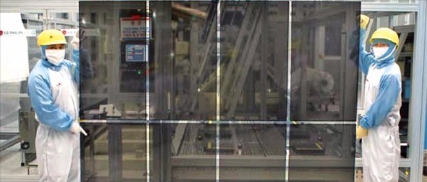 LG화학 직원들이 경기 파주에 있는 유리기판 공장에서 생산된 유리기판을 들어 보이고 있다. LG화학 제공
