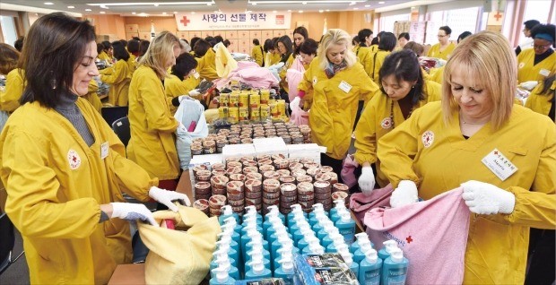 주한 외교대사 부인들이 만드는 ‘사랑의 선물’ 