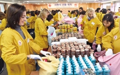 주한 외교대사 부인들이 만드는 '사랑의 선물'