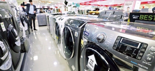 미국 국제무역위원회(USITC)가 21일 삼성전자와 LG전자의 세탁기에 고율의 관세를 부과하는 권고안을 내놓으면서 수출에 비상이 걸렸다. 사진은 22일 서울의 한 시내 전자제품 판매점에 전시된 삼성과 LG전자 세탁기. 연합뉴스