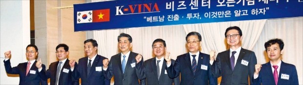 < K-VINA비즈센터 출범기념 세미나 > 한국경제TV가 23일 서울 여의도 중소기업중앙회관에서 ‘베트남 진출·투자 이것만은 알고 하자’를 주제로 세미나를 열었다. 김현수 코베캄 대표(왼쪽부터), 서명교 대한건설정책연구원장, 최승재 소상공인연합회장, 이재한 중소기업중앙회 부회장, 송재조 한국경제TV 대표, 최수규 중소벤처기업부 차관, 유상호 한국투자증권 사장, 팜칵뚜엔 주한 베트남대사관 무역대표 등이 참석했다.  /신경훈 기자 khshin@hankyung.com