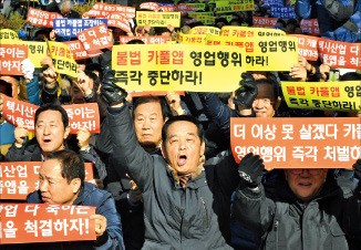 잘나가던 '카풀 앱' 서비스 제동…업계 '밥그릇 싸움'도 걸림돌