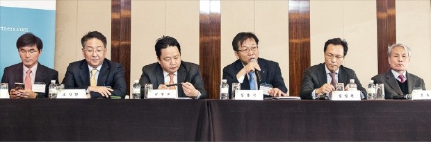 23일 서울 웨스틴조선호텔에서 열린 ‘한국 기업의 구조조정 2.0’ 세미나에서 토론자들이 선제 구조조정의 필요성에 대해 토론하고 있다. 왼쪽부터 서종군 한국성장금융 투자운용본부장, 조기연 알릭스파트너스 부사장, 김성조 금융위원회 기업구조개선과장, 정용석 산업은행 구조조정담당 부행장, 정영환 알릭스파트너스 대표, 김유식 대우조선해양 경영정상화관리위원회 위원장.  /알릭스파트너스 제공 