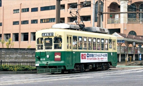 나가사키 도심에서 쉽게 볼 수 있는 트램
 