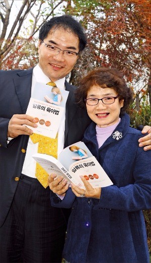 김무귀 인시아더스VC 대표(왼쪽)와 어머니 조순남 씨가 한경BP에서 출간한 한국어판 《일류의 육아법》을 들고 환하게 웃고 있다. 강은구 기자 egkang@hankyung.com 