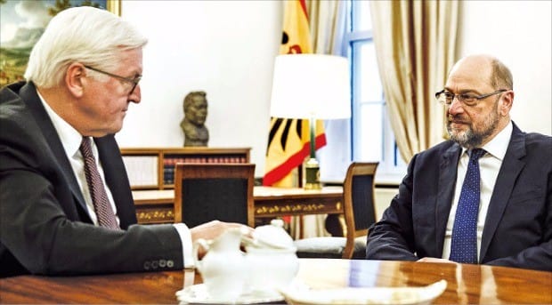 프랑크발터 슈타인마이어 독일 대통령(왼쪽)이 23일(현지시간) 베를린 대통령궁에서 마르틴 슐츠 사회민주당 대표와 연립정부 구성 문제에 대해 얘기하고 있다. 베를린AP연합뉴스 
