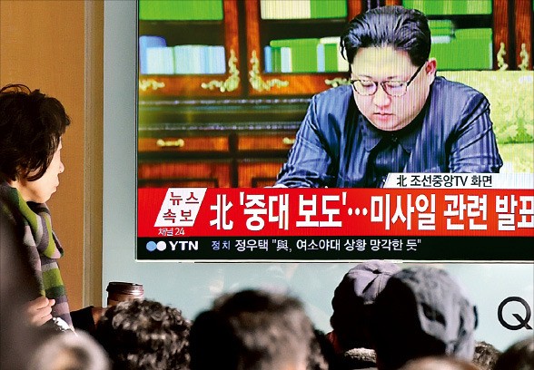 29일 서울역 대합실에서 시민들이 북한의 대륙간탄도미사일(ICBM) 발사 관련 뉴스를 지켜보고 있다. 뉴스 화면은 김정은 북한 노동당 위원장이 미사일 발사를 지시하는 친필사인을 하고 있는 모습.  /허문찬 기자 sweat@hankyung.com