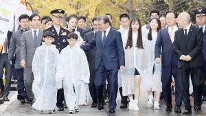 문재인 대통령 소방의날 기념식 참석… 순직 소방관 가족 위로