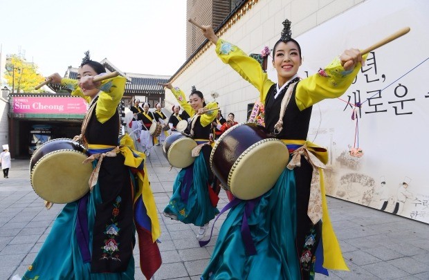 한국문화재재단은 14일 서울 중구 '한국의집' 개관 60주년과 보수공사를 마친 별관 '취선관'재개관을 기념하는 행사를 했다.한국의집은 조선시대 집현전 학자였던 박팽년의 사저 자리에 1957년 귀빈을 맞이하기 위한 영빈관으로 지어졌다.한국의집은 14일부터 이틀간 점심 메뉴인 '가온 식(食)'을 재개관 시점인 1981년 가격 1만 2천원에 판매한다. 강은구기자 egkang@hankyung.com