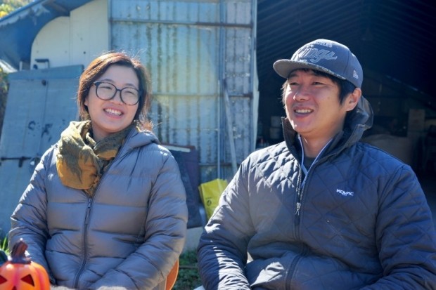 [한경·네이버 FARM] "돼지를 마리당 아파트 안방만한 공간서 키웁니다" 30대 귀농 신혼부부의 자연목장 도전기