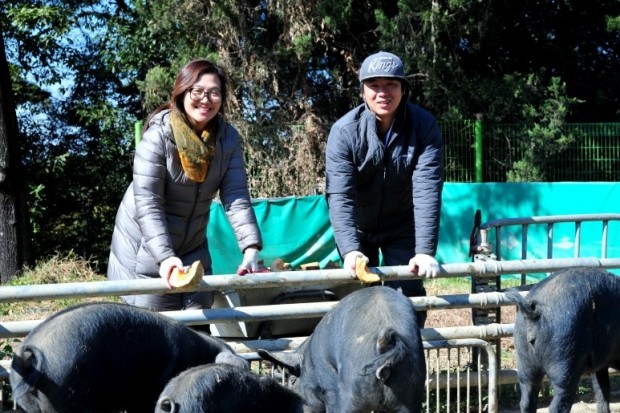 [한경·네이버 FARM] "돼지를 마리당 아파트 안방만한 공간서 키웁니다" 30대 귀농 신혼부부의 자연목장 도전기