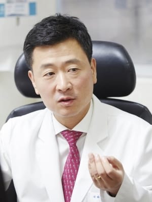 [명의의 건강비법]안철우 강남세브란스병원 내분비내과 교수 "하루 30분 반신욕으로 건강지켜요"