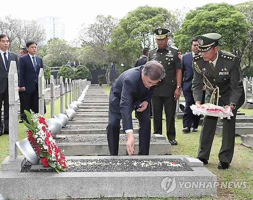 문 대통령, 인니 영웅묘지 헌화… '우정과 공동번영 길 걷겠다'