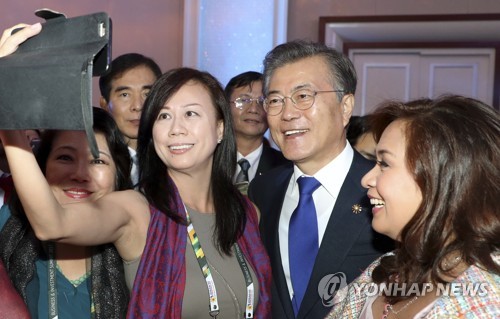 필리핀서 文대통령에 셀카요청 쇄도…아세안서 '인기' 실감