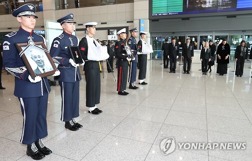 美·中에 묻힌 독립운동가 2명 유해 귀국…국무총리가 맞이