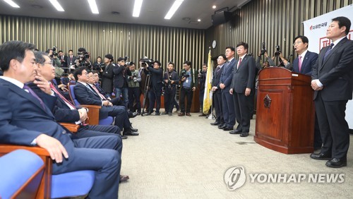 한국당 홍준표·친박 갈등 일단 봉합… 당무감사 '시한폭탄'