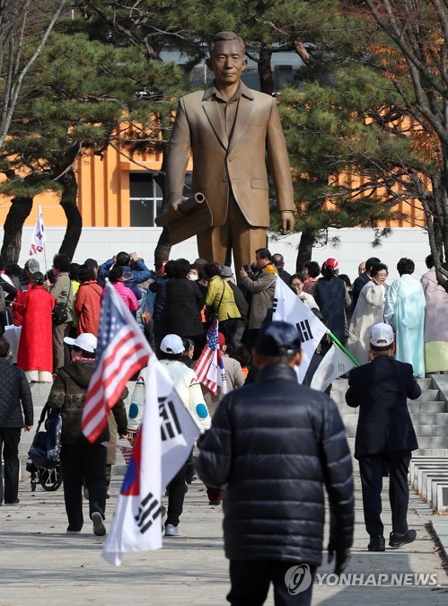 구미서 5000명 '보수 대잔치'… 박정희 탄생 100돌 행사