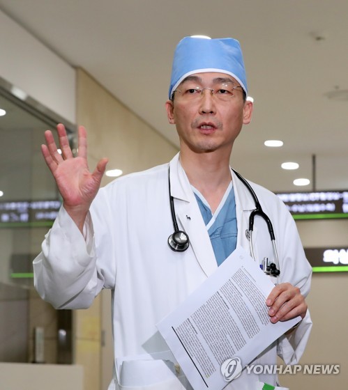 귀순 북한 병사 2차 수술 종료…"손상된 조직 절제"