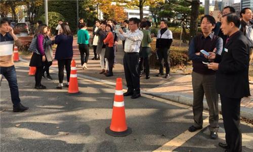 경남 곳곳서 강한 진동…놀란 시민·학생들 밖으로 대피