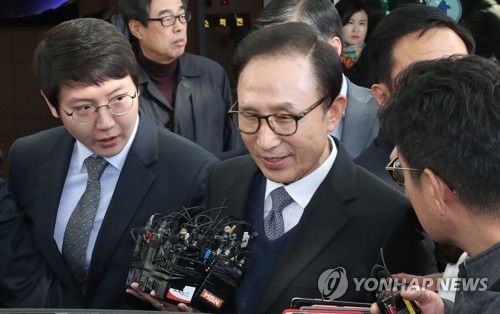 출국땐 강력 반발한 MB, 귀국땐 침묵… 수사 보며 대응수위 결정