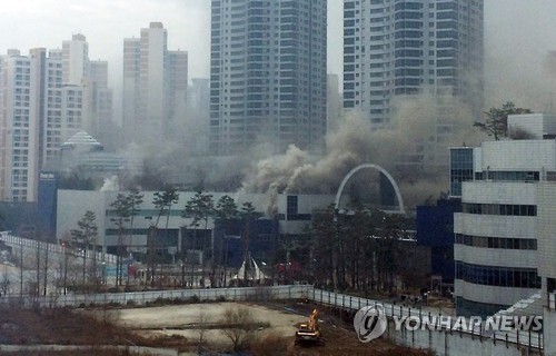 경보기 끄고 불꽃작업… '메타폴리스 화재' 책임 5명 기소