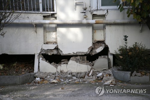 "새집 이사해 짐 정리 중 지진으로 곳곳 균열, 살아도 되나요"