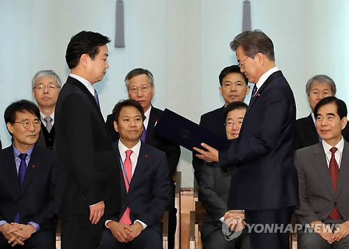 문 대통령, 홍종학 임명장 주며 "참, 사람 일이 마음 같지 않다"