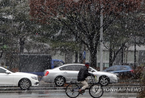 경남내륙 최고 1㎝ 눈…일부 지역 제설작업 진행