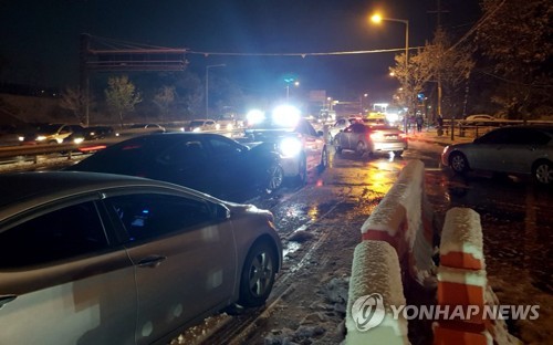 빙판길·눈길서 급제동했다가 차량 '빙그르르'… 사고 잇따라