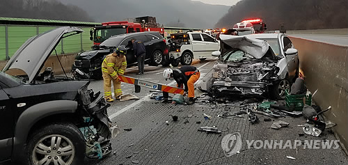 빙판길·눈길서 급제동했다가 차량 '빙그르르'… 사고 잇따라