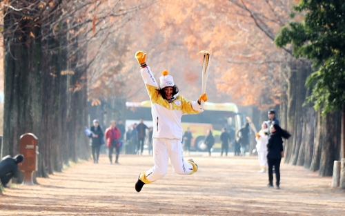 평창 성화 메타세쿼이어길·기차마을 봉송… 전남일정 마무리