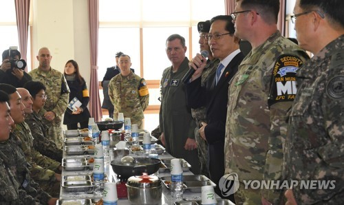 송영무, '미니스커트' 언급 구설… "대단히 죄송" 사과