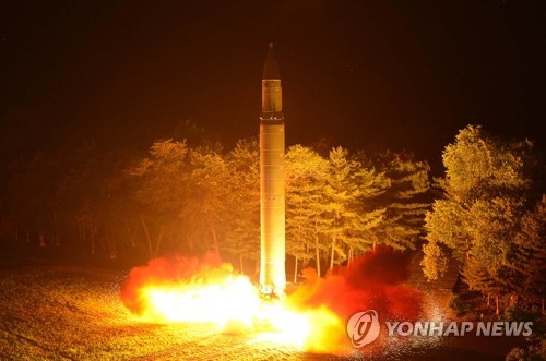 북한, 재진입 기술확보 불확실… "핵무력완성 주장 선전용" 관측도