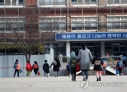 지진피해로 2주만에 수업 재개 포항 장성초… "불안감 안고 등교"