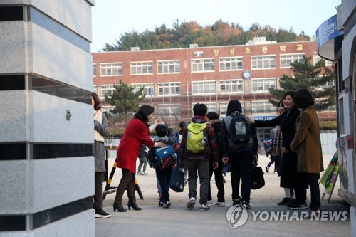 지진피해로 2주만에 수업 재개 포항 장성초… "불안감 안고 등교"