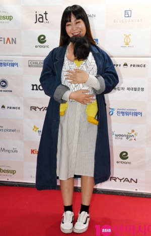 [TEN PHOTO]정주리 &#39;아기와 함께 서울베이비페어 나들이&#39;