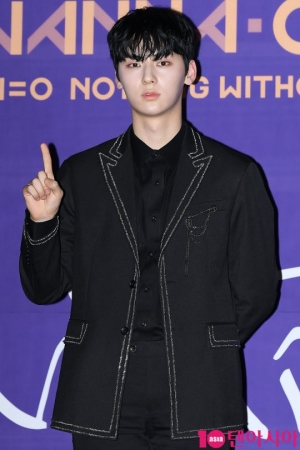 [TEN PHOTO] 워너원 황민현 &#39;눈빛에 반하다&#39;