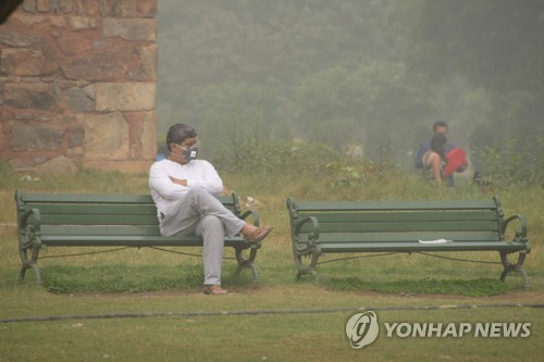 '가스실' 뉴델리 대기오염 악화일로…외교관들도 짐싼다