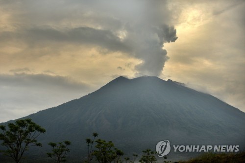 발리 화산재로 이웃섬 롬복 국제공항 폐쇄… 30일 자정 재개예정