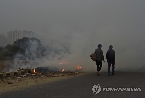 '가스실' 뉴델리 대기오염 악화일로…외교관들도 짐싼다