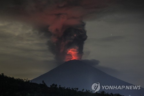 발리 아궁 화산 용암 분출 '일보직전'… "비탈로 흘러내릴 것"