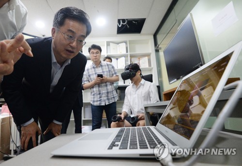 카페거리 찾아간 김동연… "소상공인 경쟁력 향상 적극 지원"