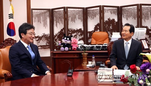 유승민, 秋 예방해 "경쟁·협력관계 맺자"…한국당은 예방 거절